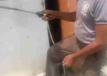 Menenteng Sebilah Golok Oknum Satpam SMKN 4 Pandeglang Melarang Jurnalis Masuk Meliput