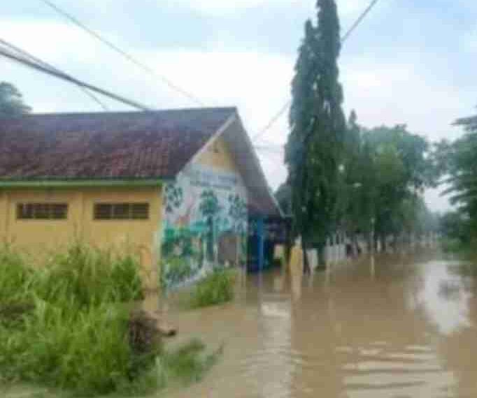 Kali Kedungpring Gresik Meluap, Desa Delik Sumber Banjir Setinggi 20 Cm