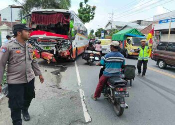 Personel Polsek Kedungwaru dan Unit Laka Lantas Polres Tulungagung Lakukan Olah TKP Laka Lantas di Jalan Pahlawan