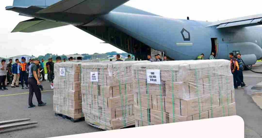 TNI AU Salurkan Bantuan Bahan Pangan dan Kebutuhan Pokok ke Tiga Wilayah Terdampak Bencana