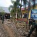 Anggota Koramil 20/CG Giat Pembersihan Pasca Banjir Demi Kelancaran Pelayanan Kesehatan dan Pendidikan