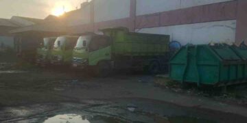 Enam Truk Sampah Terparkir Lama di Eks Mall Ramayana, Disoal Asosiasi Pedagang Pasar Cikarang