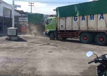 Hanya 2 Minggu, Diduga Tambal Sulam Hotmix Perempatan Terminal Bayah Kini Terkelupas Split Berserakan