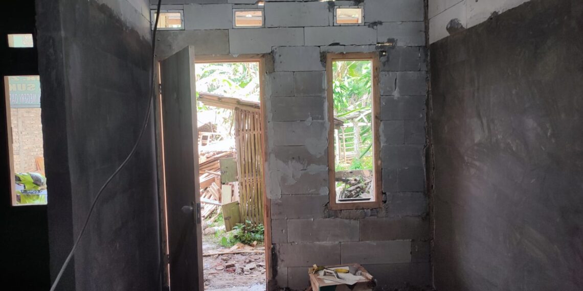 Rutilahu Bp. Herman Masuki Tahap Plester dan Acian, TMMD ke-127 Percepat Hunian Layak di Parakanlima