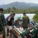 TMMD ke-127 Kaimana Pacu Pembangunan Kampung Sisir: Sinergi TNI dan Warga Saat Pengiriman Material