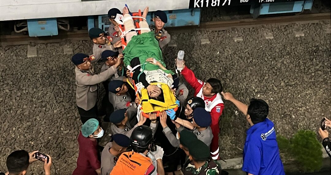 Brimob Batalyon D Pelopor Bantu Evakuasi Korban Kecelakaan Kereta di Bekasi Timur