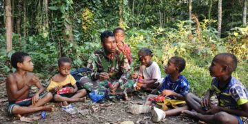 Satgas TMMD Ke 128 Kodim 1801 Manokwari Berbagai Makanan Ringan ke Anak-Anak Kampung Tanah Rubuh