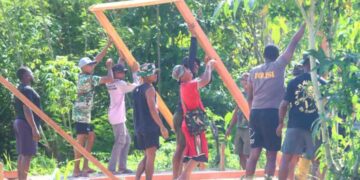 Satgas TMMD Reguler ke-128 Kodim 1801 Manokwari Bangun Rumah Warga Tanah Rubuh dari Nol